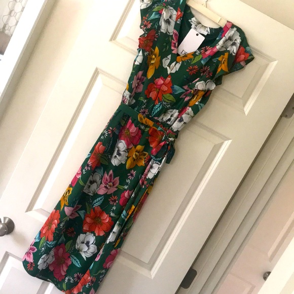 DR2 Dresses & Skirts - Floral green flutter sleeve midi dress!